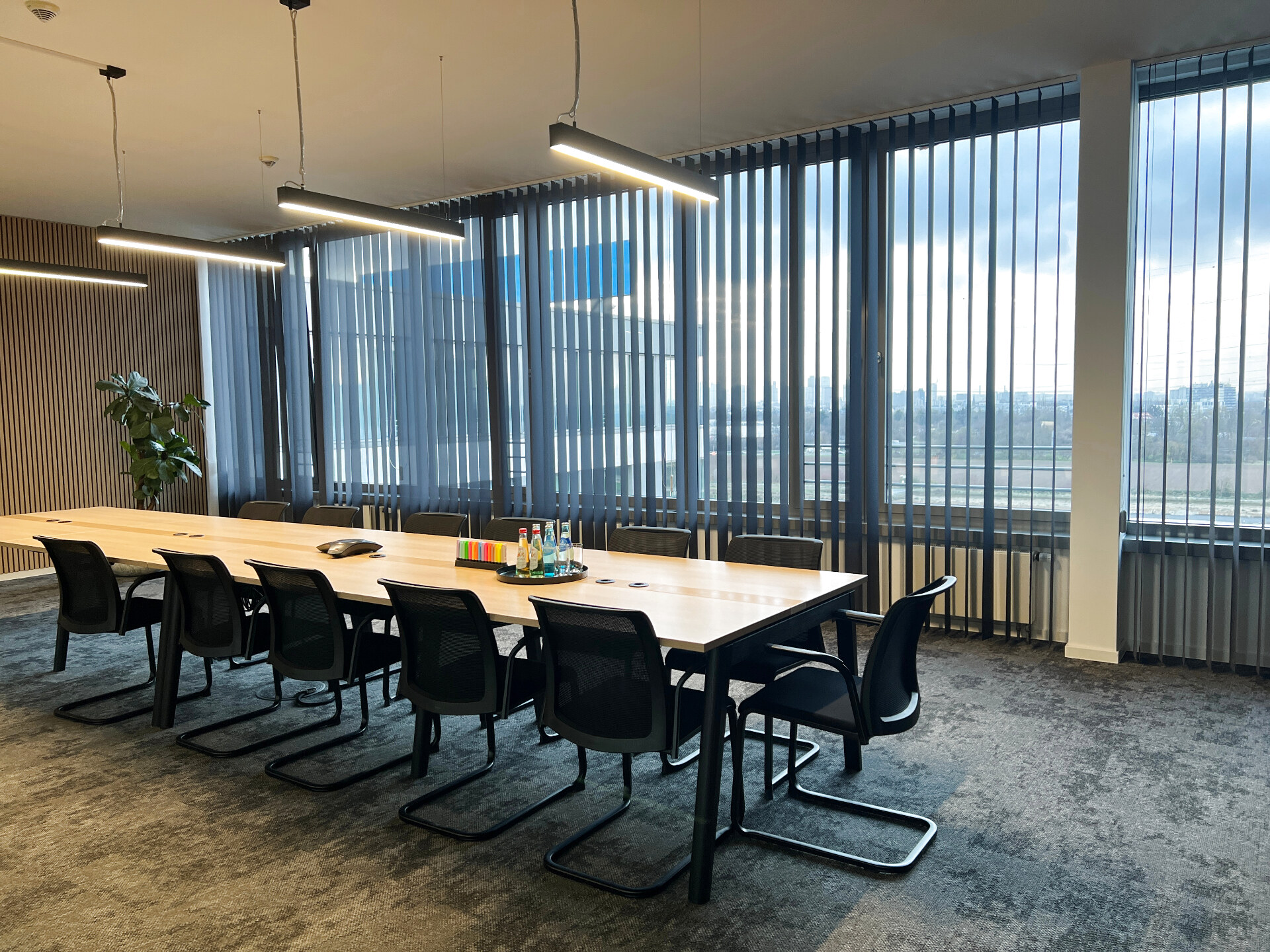 Meetingraum mit Boardroom-Tisch
